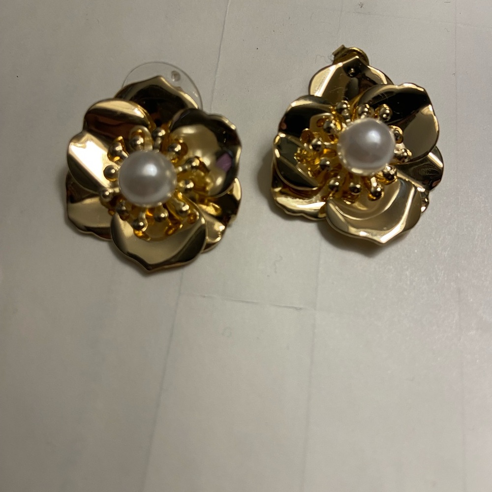Elegant Gold Flower Earrings with Pearl Accent